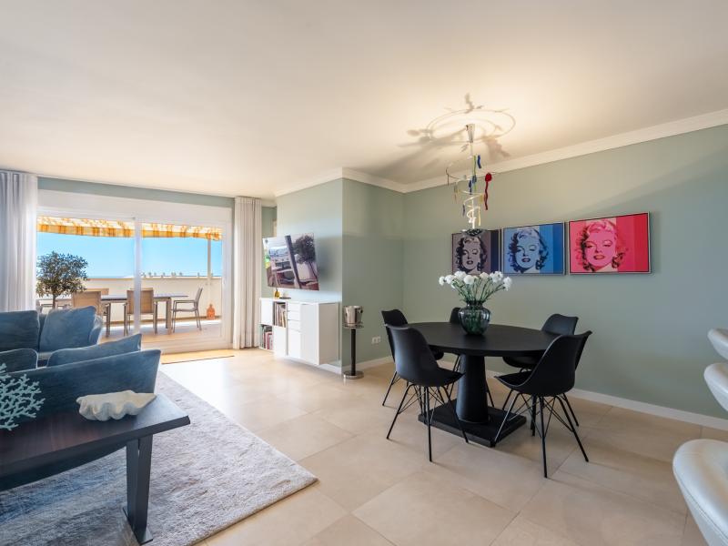 FOR SALE 🏡 Renovated Penthouse with Sea Views on the Boulevard – San Pedro de Alcántara