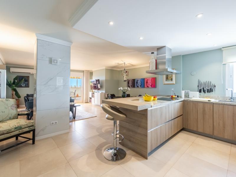 FOR SALE 🏡 Renovated Penthouse with Sea Views on the Boulevard – San Pedro de Alcántara