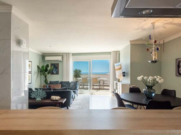FOR SALE 🏡 Renovated Penthouse with Sea Views on the Boulevard – San Pedro de Alcántara