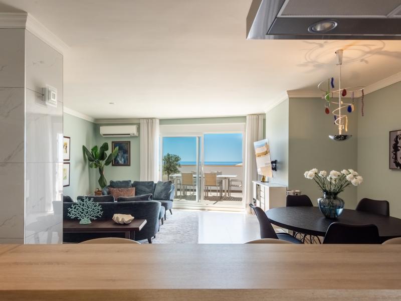 FOR SALE 🏡 Renovated Penthouse with Sea Views on the Boulevard – San Pedro de Alcántara