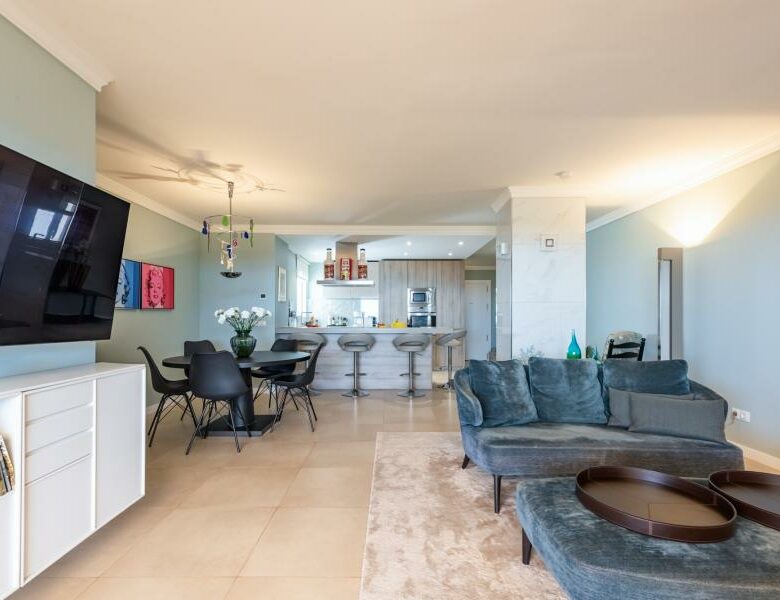FOR SALE 🏡 Renovated Penthouse with Sea Views on the Boulevard – San Pedro de Alcántara