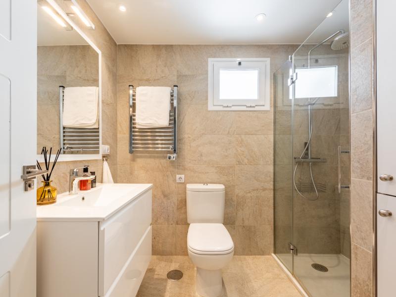 FOR SALE 🏡 Renovated Penthouse with Sea Views on the Boulevard – San Pedro de Alcántara