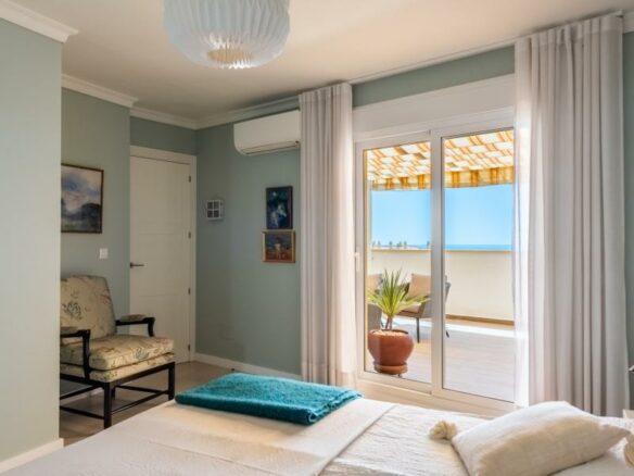 FOR SALE 🏡 Renovated Penthouse with Sea Views on the Boulevard – San Pedro de Alcántara