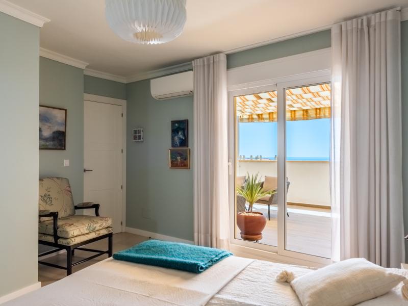 FOR SALE 🏡 Renovated Penthouse with Sea Views on the Boulevard – San Pedro de Alcántara