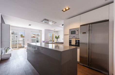 FOR SALE 🏡 Renovated Duplex Penthouse with Rooftop Terrace – San Pedro de Alcántara, Marbella