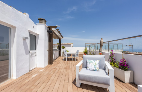 FOR SALE 🏡 Renovated Duplex Penthouse with Rooftop Terrace – San Pedro de Alcántara, Marbella