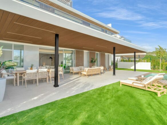 FOR SALE 🏡 Villa-Style Ground Floor Apartment – Santa Clara Golf, Marbella East, Marbella