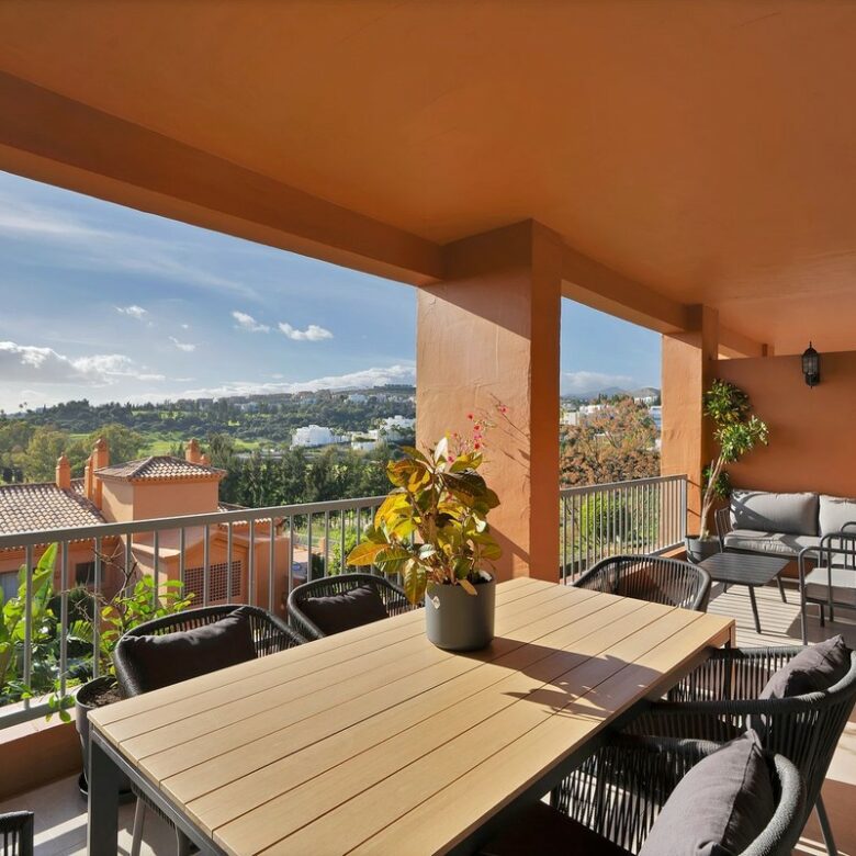 FOR SALE 🏡 Spacious Apartment in Gated Community – Benatalaya, Atalaya, Estepona 🇪🇸