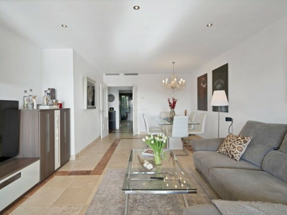 Spacious apartment gated community Benatalaya Atalaya Estepona