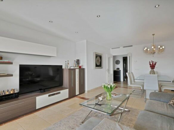 Spacious apartment gated community Benatalaya Atalaya Estepona