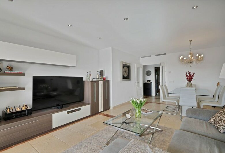 Spacious apartment gated community Benatalaya Atalaya Estepona