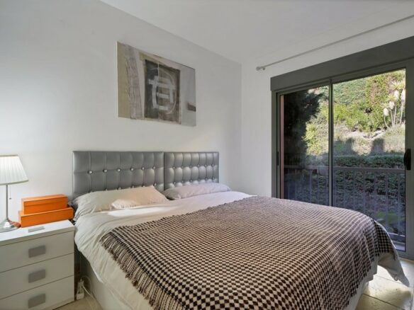Spacious apartment gated community Benatalaya Atalaya Estepona