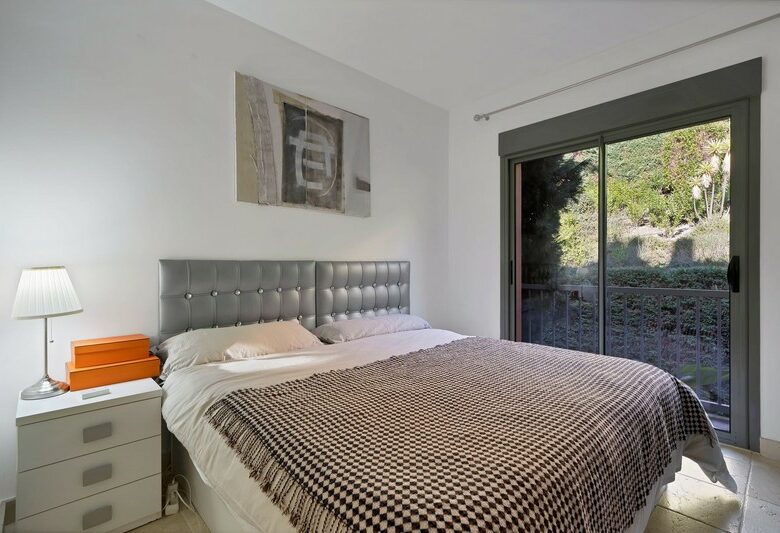 Spacious apartment gated community Benatalaya Atalaya Estepona