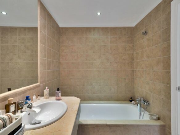 Spacious apartment gated community Benatalaya Atalaya Estepona