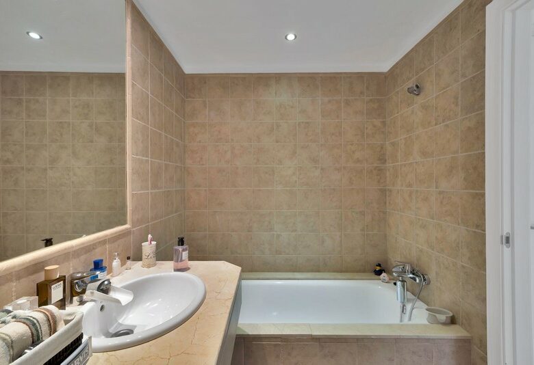 Spacious apartment gated community Benatalaya Atalaya Estepona