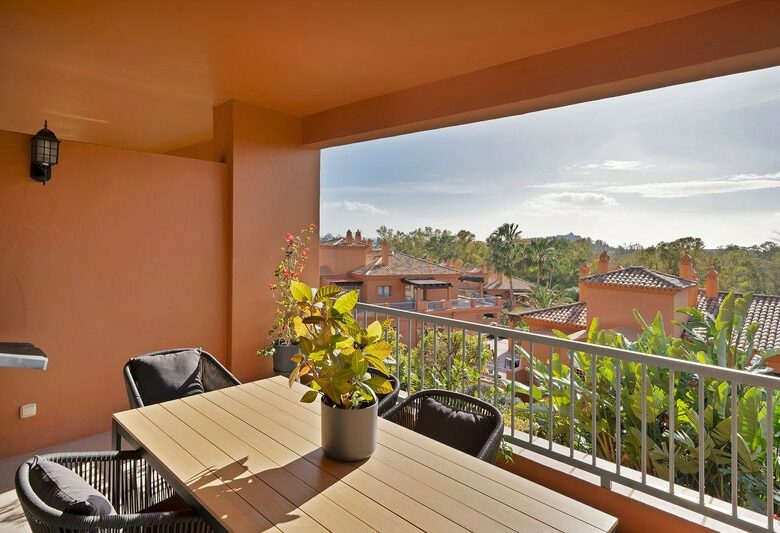 Spacious apartment gated community Benatalaya Atalaya Estepona
