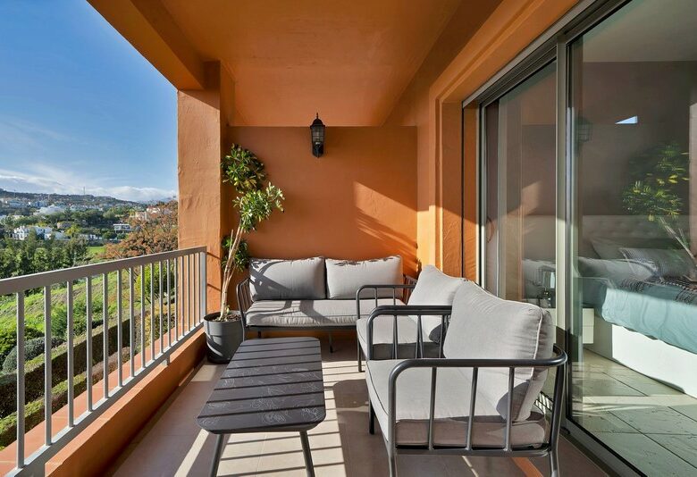Spacious apartment gated community Benatalaya Atalaya Estepona