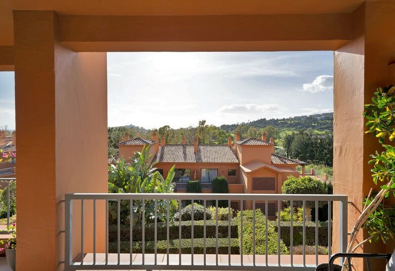 Spacious apartment gated community Benatalaya Atalaya Estepona