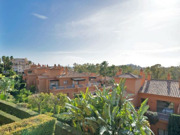 Spacious apartment gated community Benatalaya Atalaya Estepona