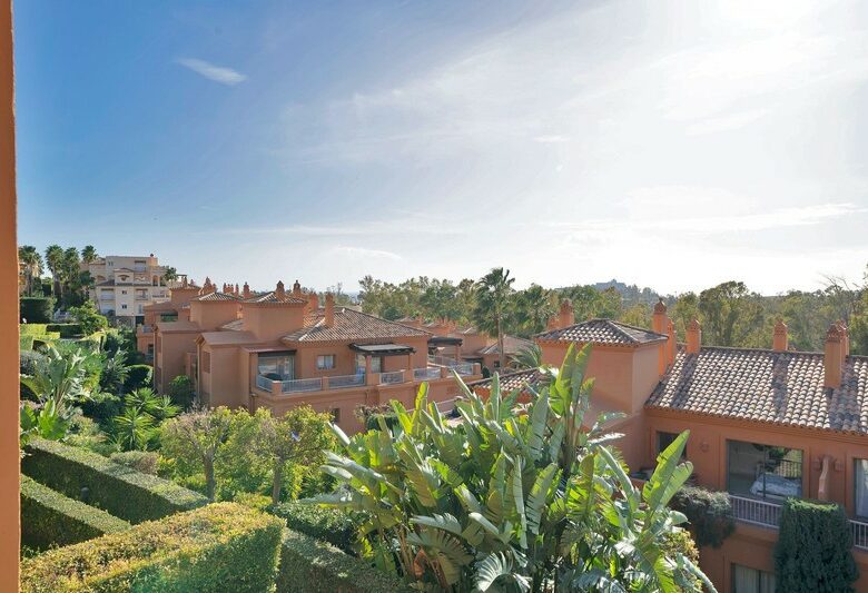 Spacious apartment gated community Benatalaya Atalaya Estepona