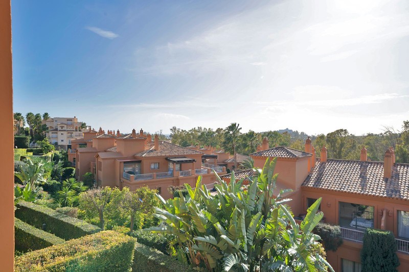 Spacious apartment gated community Benatalaya Atalaya Estepona