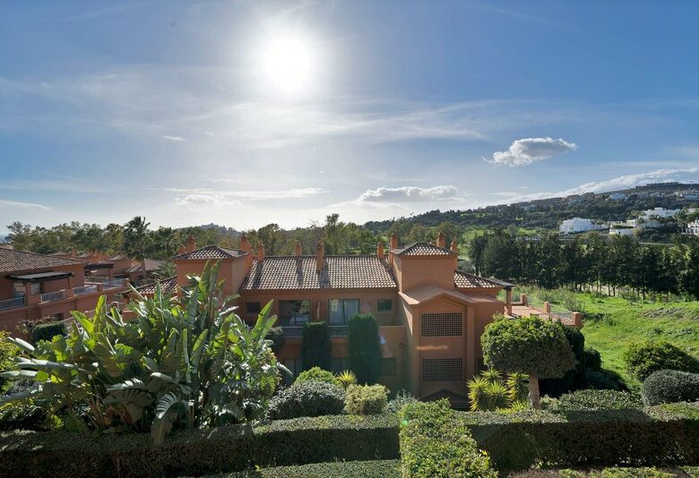 Spacious apartment gated community Benatalaya Atalaya Estepona