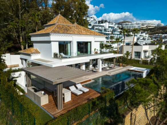 FOR SALE 🏡 Frontline Golf Villa with Sea Views – La Quinta, Benahavís
