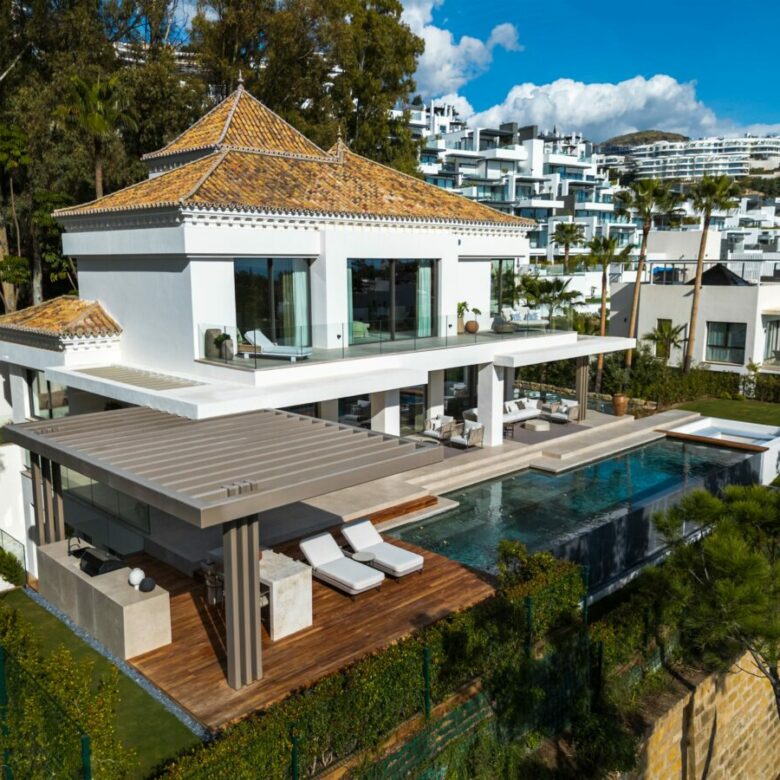 FOR SALE 🏡 Frontline Golf Villa with Sea Views – La Quinta, Benahavís