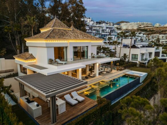 FOR SALE 🏡 Frontline Golf Villa with Sea Views – La Quinta, Benahavís