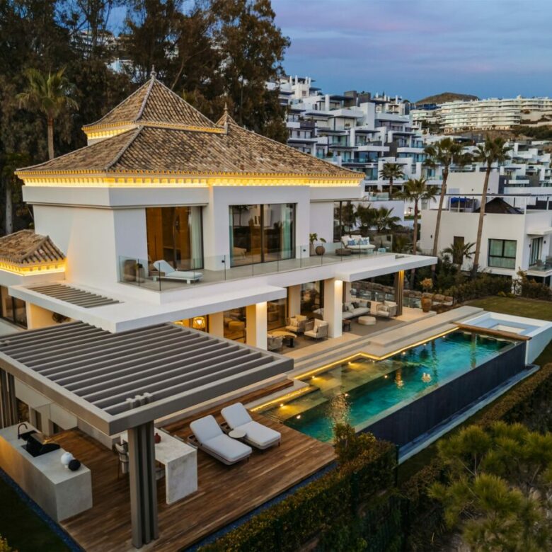 FOR SALE 🏡 Frontline Golf Villa with Sea Views – La Quinta, Benahavís