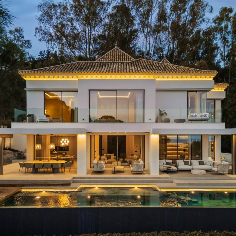 FOR SALE 🏡 Frontline Golf Villa with Sea Views – La Quinta, Benahavís