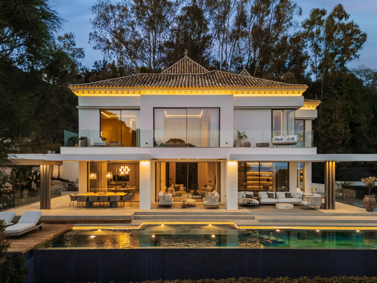 FOR SALE 🏡 Frontline Golf Villa with Sea Views – La Quinta, Benahavís