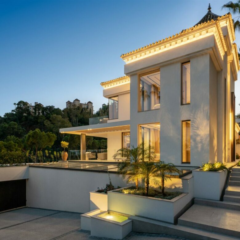 FOR SALE 🏡 Frontline Golf Villa with Sea Views – La Quinta, Benahavís