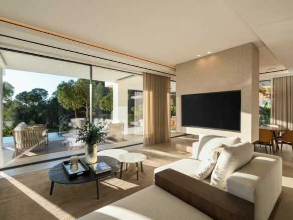 FOR SALE 🏡 Frontline Golf Villa with Sea Views – La Quinta, Benahavís