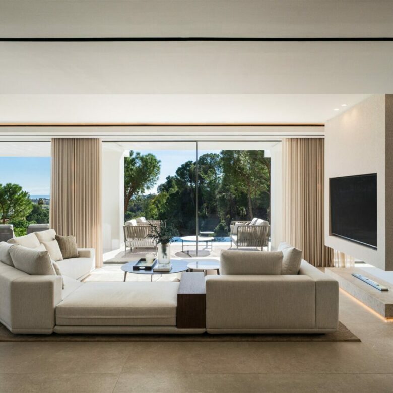 FOR SALE 🏡 Frontline Golf Villa with Sea Views – La Quinta, Benahavís