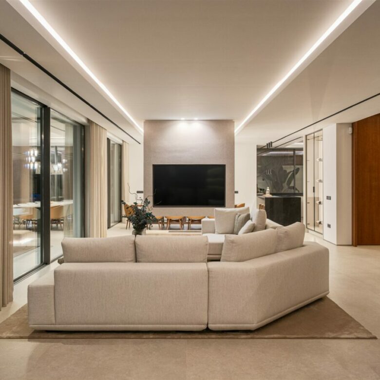 FOR SALE 🏡 Frontline Golf Villa with Sea Views – La Quinta, Benahavís
