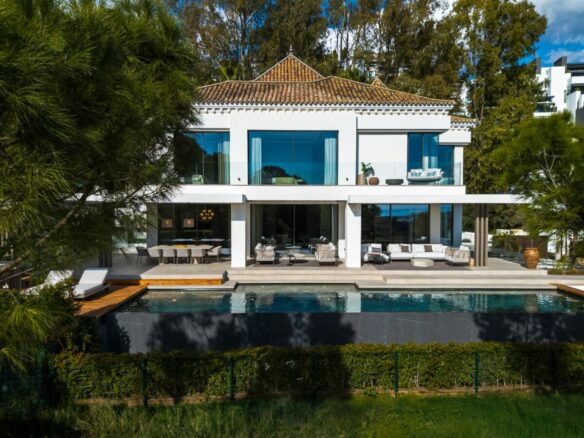 FOR SALE 🏡 Frontline Golf Villa with Sea Views – La Quinta, Benahavís
