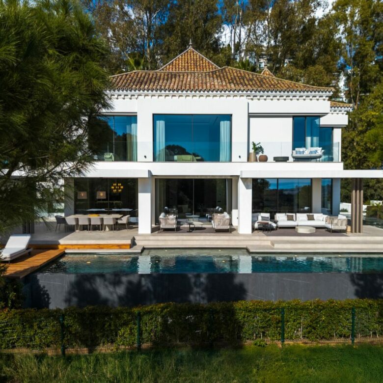 FOR SALE 🏡 Frontline Golf Villa with Sea Views – La Quinta, Benahavís
