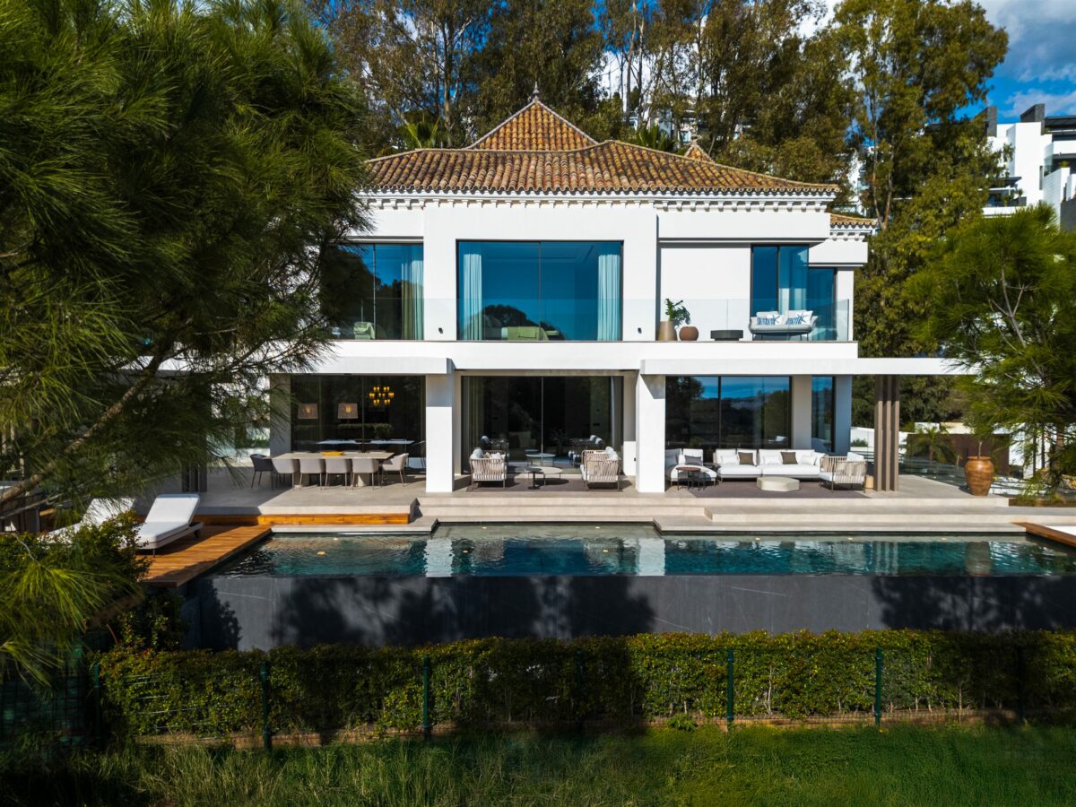FOR SALE 🏡 Frontline Golf Villa with Sea Views – La Quinta, Benahavís