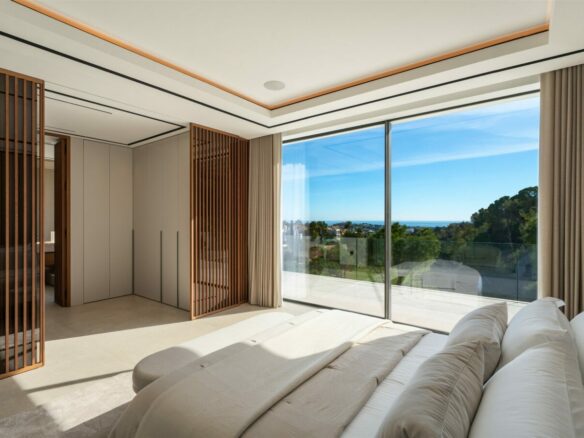 FOR SALE 🏡 Frontline Golf Villa with Sea Views – La Quinta, Benahavís