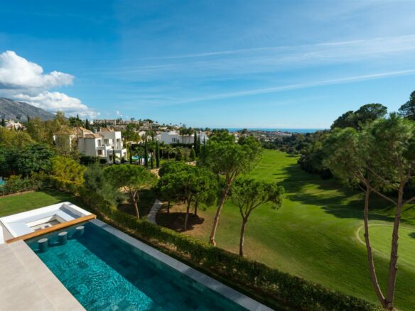 FOR SALE 🏡 Frontline Golf Villa with Sea Views – La Quinta, Benahavís