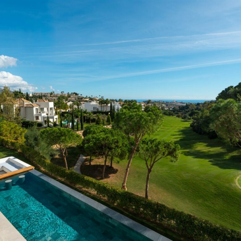 FOR SALE 🏡 Frontline Golf Villa with Sea Views – La Quinta, Benahavís