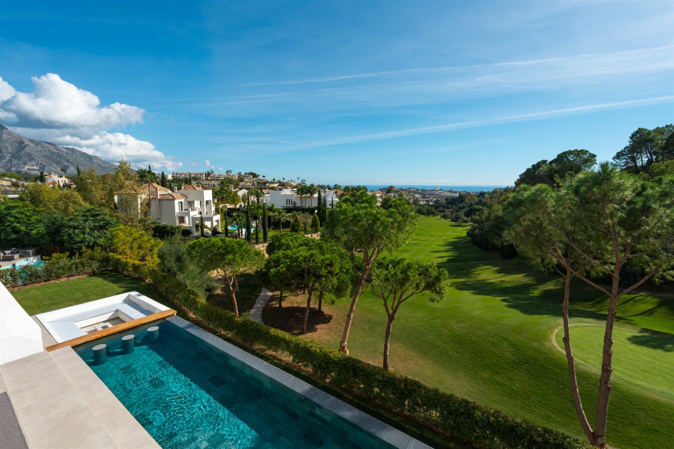 FOR SALE 🏡 Frontline Golf Villa with Sea Views – La Quinta, Benahavís