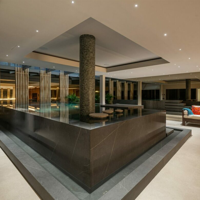 FOR SALE 🏡 Frontline Golf Villa with Sea Views – La Quinta, Benahavís