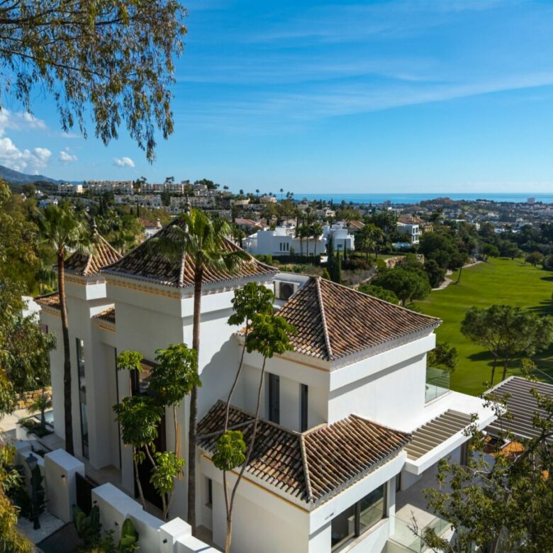 FOR SALE 🏡 Frontline Golf Villa with Sea Views – La Quinta, Benahavís