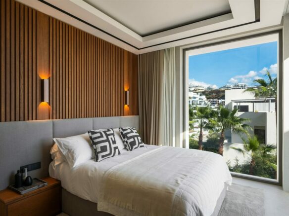 FOR SALE 🏡 Frontline Golf Villa with Sea Views – La Quinta, Benahavís