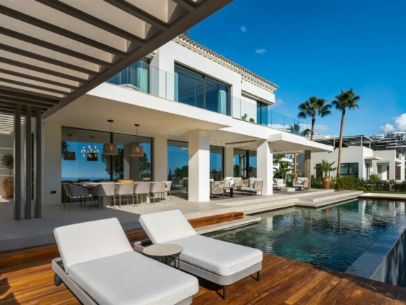 FOR SALE 🏡 Frontline Golf Villa with Sea Views – La Quinta, Benahavís