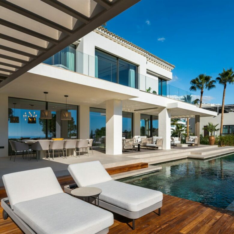 FOR SALE 🏡 Frontline Golf Villa with Sea Views – La Quinta, Benahavís