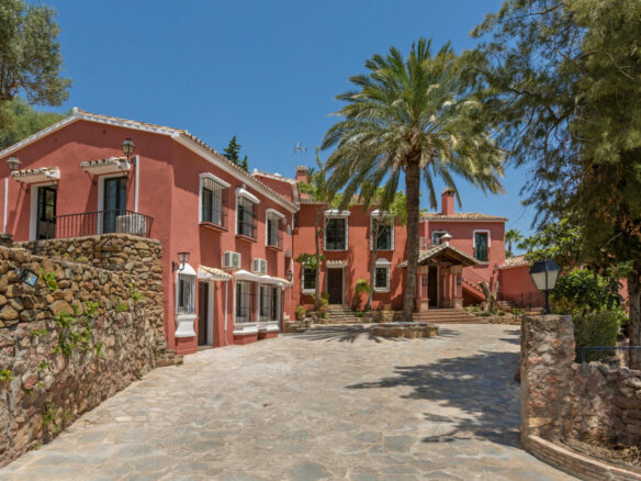 FOR SALE 🏡 Grand Mediterranean Estate with Private Tennis Court – Vega Colorado, Benahavís