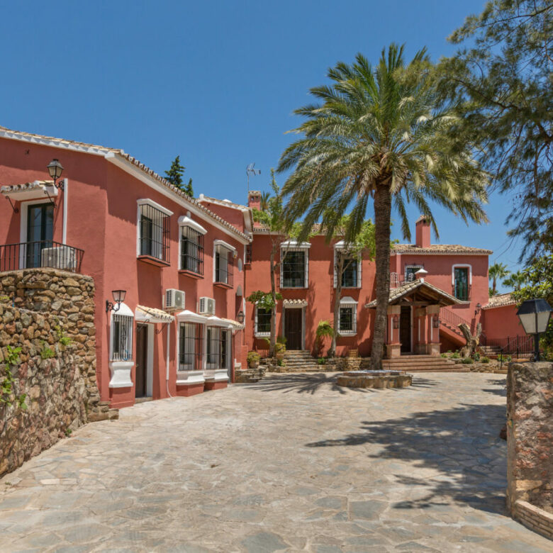FOR SALE 🏡 Grand Mediterranean Estate with Private Tennis Court – Vega Colorado, Benahavís